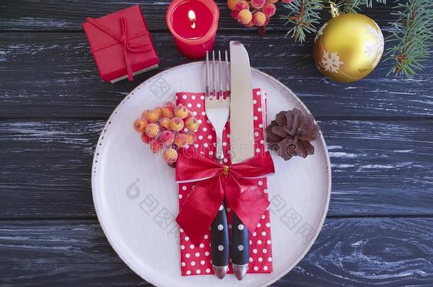 盘子,餐叉,刀,蜡烛,季节假日庆祝服务英语字母表的第2个字母