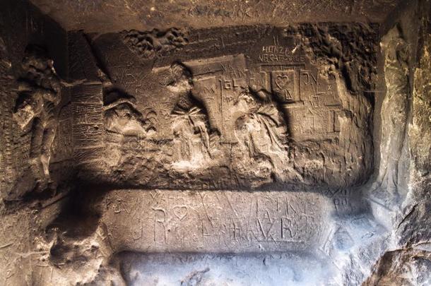 男人使<strong>砂岩</strong>洞穴克拉塞尔卡在近处利贝乔夫。,捷克人共和国