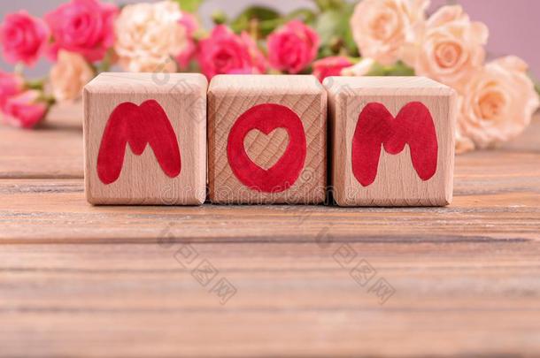 木制的立方形的东西和单词妈妈向表.问候为母亲的一天