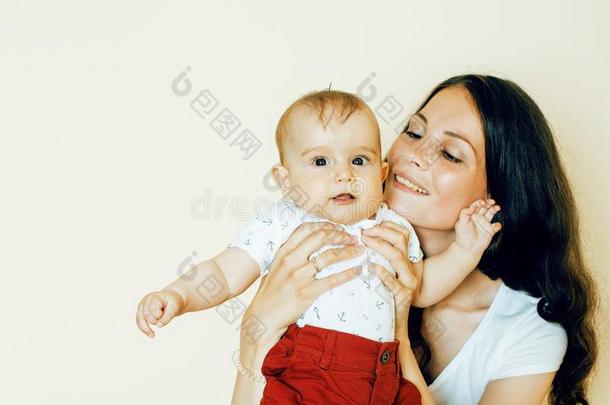 年幼的黑头发的妇女幸福的母亲佃户租种的土地蹒跚行走的人婴儿儿子,乳房-费
