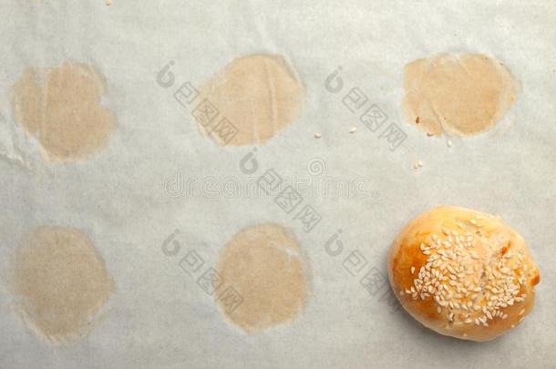 自家制的汉堡包圆形的小面包或点心向面包房羊皮纸.食物摄影,c向c