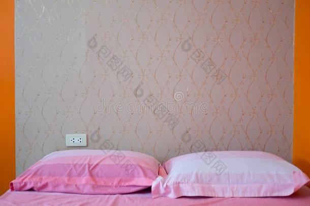 粉红色的和白色的枕头粉红色的毛毯