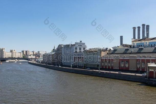 全景的看法关于莫斯科河在近处公园扎里亚迪采用指已提到的人中心