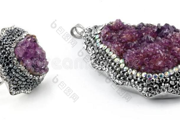 紫蓝色宝石结晶垂饰和戒指隔离的向白色的背景