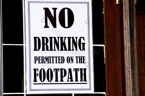 黑的和白色的警告符号为不喝饮料允许向指已提到的人FaroeIslands法罗群岛