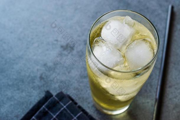 伏特加酒能量鸡尾酒和冰和黑的稻草.