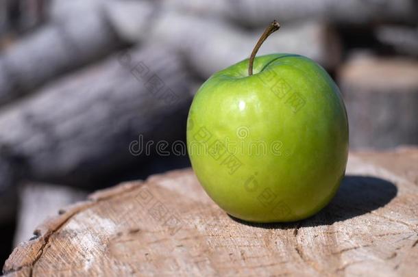 绿色的苹果关-在上面向一木制的树桩树桩