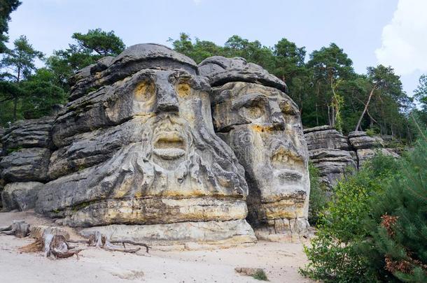 砂岩岩石雕刻魔鬼正面朝上的在近处泽利齐,捷克人重新做人