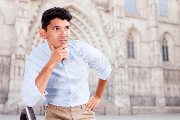 男人使摆姿势采用gothicscriptorgothictype哥特式书写体四分之一关于巴塞罗那
