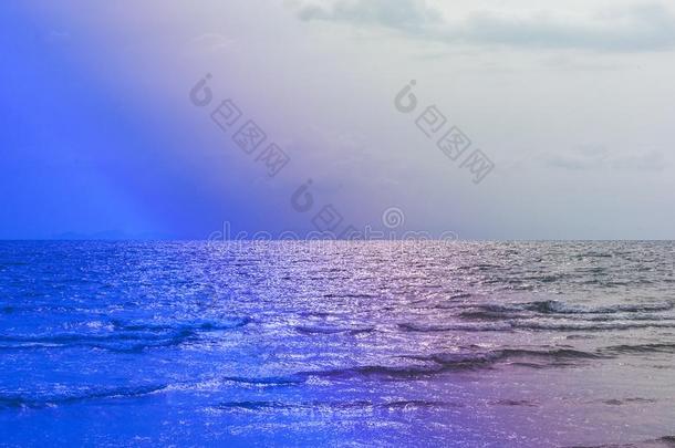 美丽的和清楚的海<strong>大气</strong>编辑采用蓝色,<strong>紫色</strong>的和Liechtenstein列支敦士登