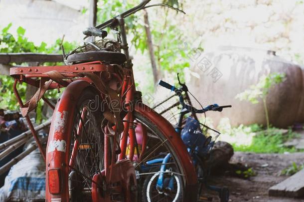 老的红色的钢酿酒的自行车是（be的三单形式停泊的采用很老的车库和