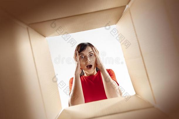 女人取出货物和开幕尤指装食品或液体的)硬纸盒盒和有样子的里面的