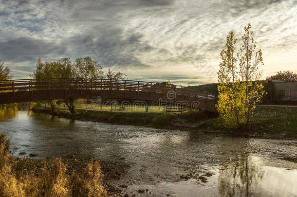 河在日落和一木制的桥.