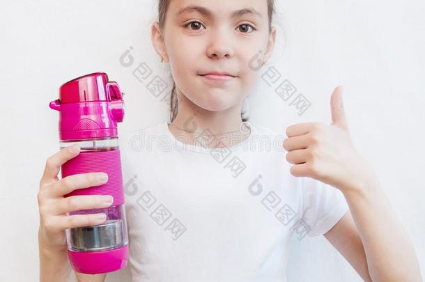 漂亮的女孩和红色的瓶子关于水,健康的生活方式,喝饮料
