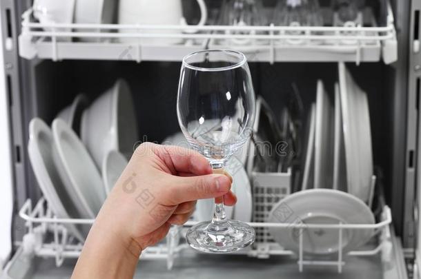 敞开的洗碗工,男人手迷人的出局干净的葡萄酒玻璃,后的用来表示某人或某物即主语本身