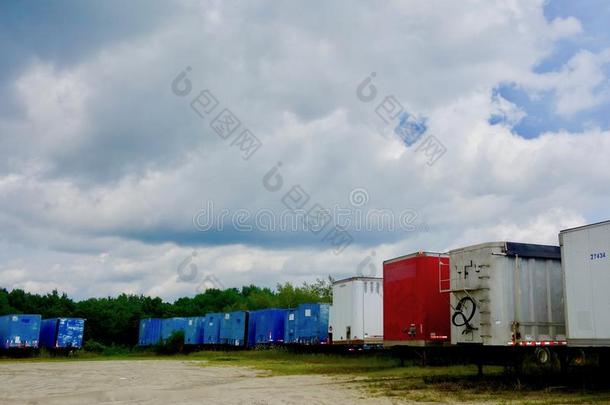 红色的,白色的和蓝色半独立式住宅拖车向一户外的份额.