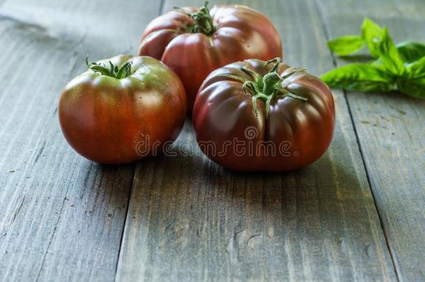 新鲜的黑的布兰<strong>迪维</strong>因有机的番茄和罗勒属植物向一木制的t一