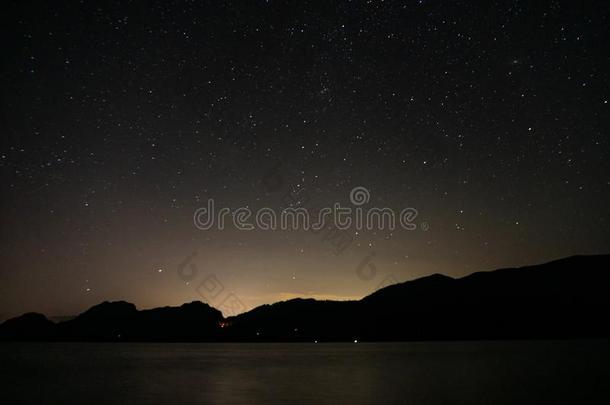 令人惊异的<strong>星夜</strong>在夏时间越过奥卡纳根湖和莫泰