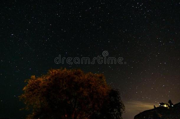 令人惊异的星夜在夏时间越过山.