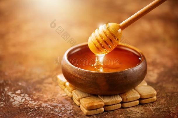蜂蜜.健康的有机的浓的蜂蜜滴从指已提到的人蜂蜜倾角