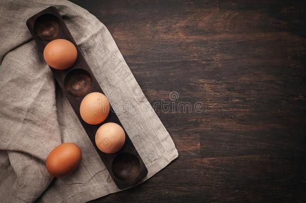棕色的鸡卵采用指已提到的人木制的鸡蛋台越过指已提到的人乡村的后面