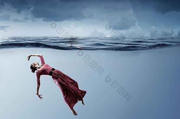 女人跳舞者采用清楚的蓝色水