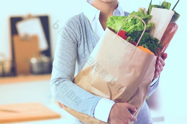 年幼的女人佃户租种的土地食品杂货店购物袋和蔬菜替身