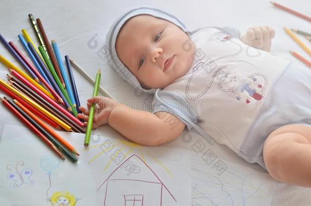 一婴儿和铅笔.指已提到的人小孩绘画.