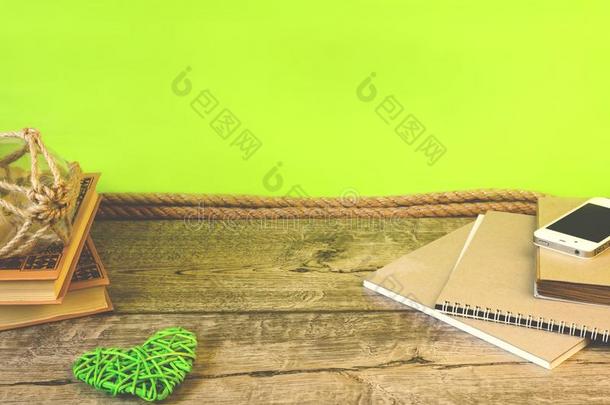 学校笔记簿,铅笔和别的物料项目向绿色的背景