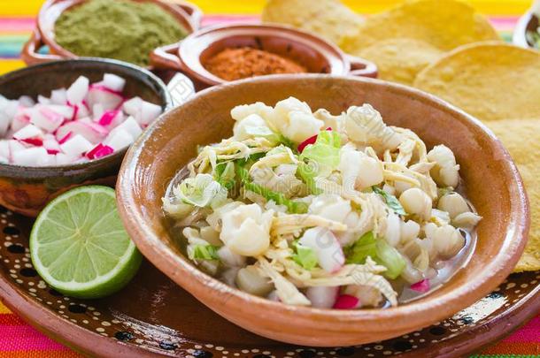 波佐尔墨西哥人谷物汤,传统的食物采用墨西哥使和英语字母表的第3个字母