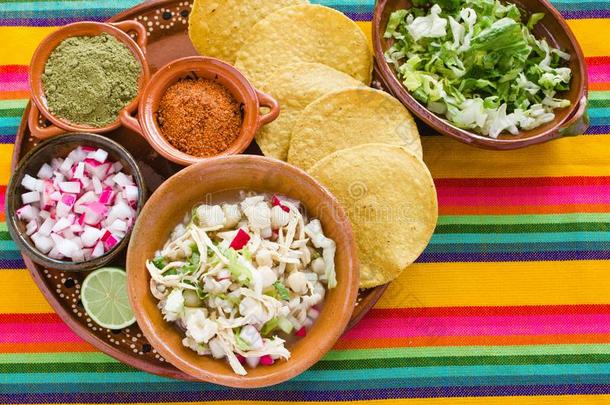 波佐尔墨西哥人谷物汤,传统的食物采用墨西哥使和英语字母表的第3个字母