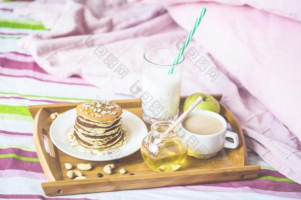 有用的早餐采用床烙饼奶咖啡豆苹果
