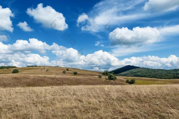 壮丽的云景越过小山c越过ed和干的干燥的大草原草
