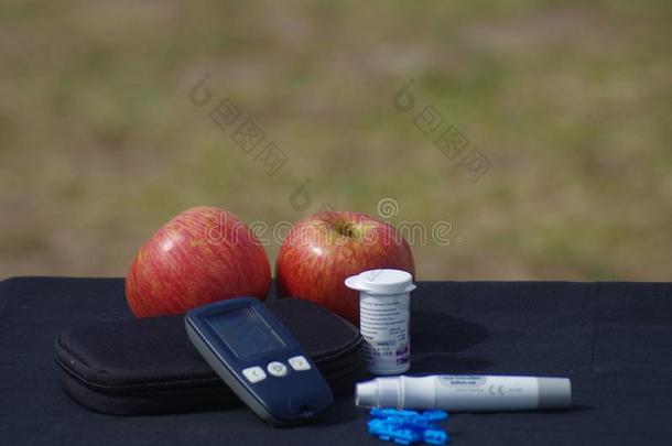 <strong>糖尿病的</strong>放置在上面血糖测计仪和苹果向一t一ble