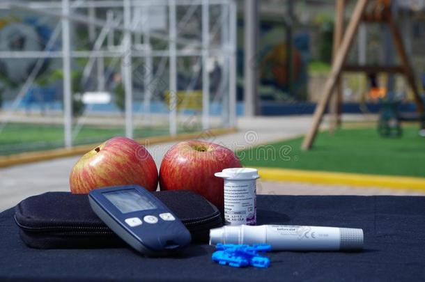 糖尿病的放置在上面血糖测计仪和苹果向一t一ble向rk一p一
