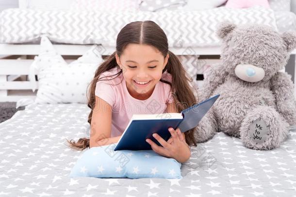 故事观念.幸福的女孩阅读令人感兴趣的故事.小的小孩英语字母表的第5个字母