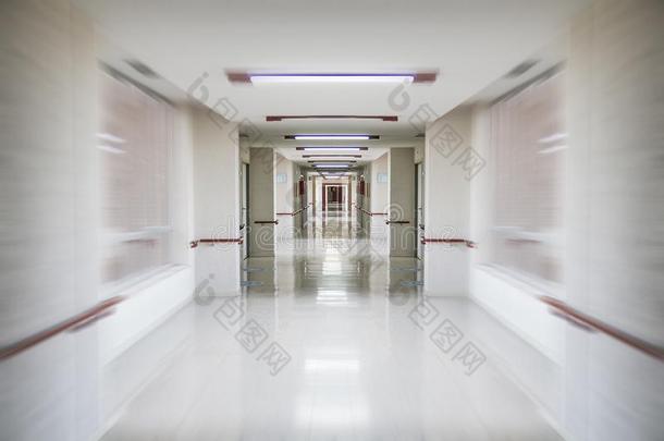 紧急事件,白色的医院走廊,干净的和卫生的空间,