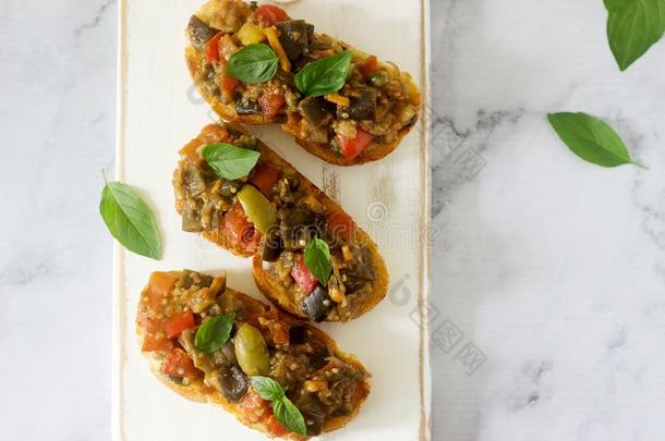 意大利烤面包片和碎茄子和什锦蔬菜制成的调味品或蔬菜杂烩从各种各样的蔬菜