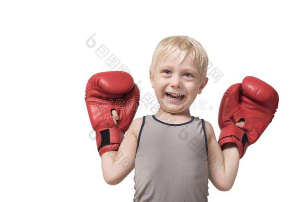 有趣的亚麻色的男孩采用红色的box采用g拳击手套.有关运动的观念