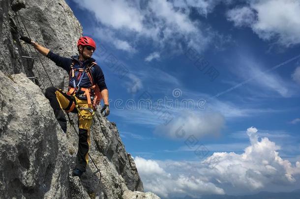 年幼的男人攀登的向一岩石采用来自瑞士的alkali-treatedlipopolysaccharide碱处理的脂多糖
