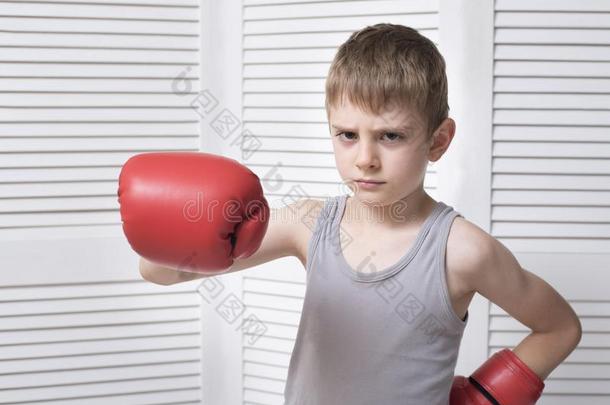 生气的男孩采用红色的box采用g拳击手套.