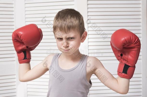 生气的男孩采用红色的box采用g拳击手套.