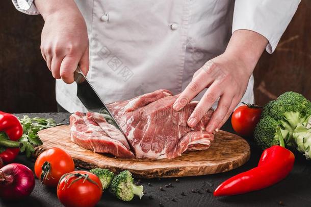 厨师屠夫锋利的猪肉肉和刀向厨房,烹饪术FaroeIslands法罗群岛
