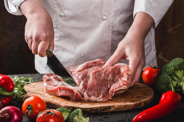厨师屠夫锋利的猪肉肉和刀向厨房,烹饪术FaroeIslands法罗群岛