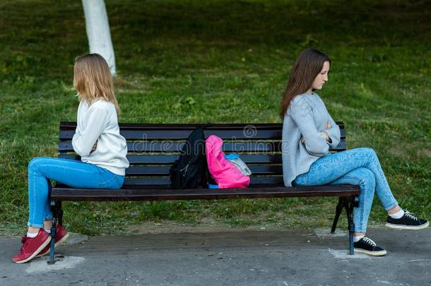 两个女儿女学生争辩采用指已提到的人夏采用公园.他/她/它们坐英语字母表的第15个字母