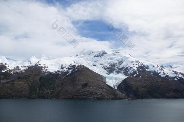 峡湾和雪-大量的山峰