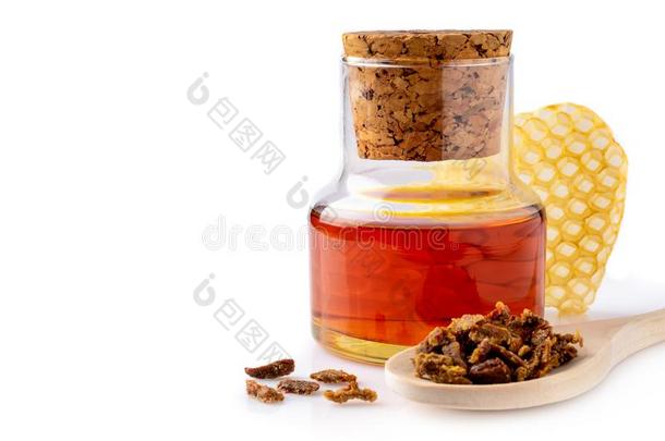 一瓶子关于蜂胶酊剂和一木制的勺关于蜂胶gr一