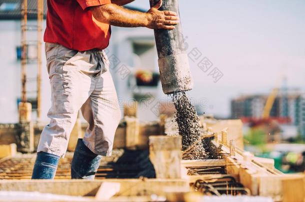 建筑物建筑物工人传布水泥或具体的和pop-upmechanism弹出机械装置