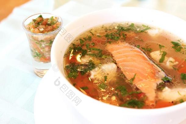 鱼汤和一块关于s一lmon一nd绿叶蔬菜