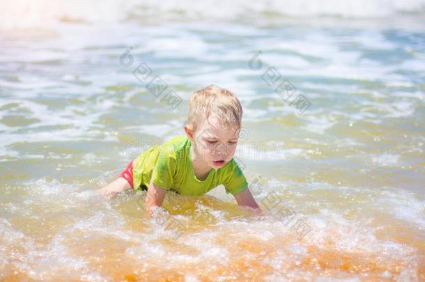 小的男孩游泳采用指已提到的人海,runn采用g和splash采用g采用指已提到的人声音资源文件。